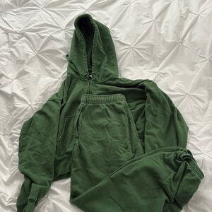 TNA Sweat fleece
Sweater: Boyfriend Fit
Pants Terry Fleece: Mega fit (cuffed)